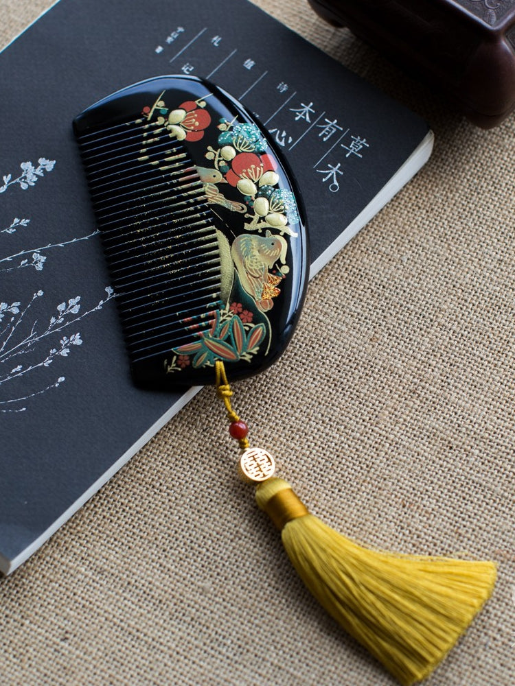 Lacquered inlaid comb