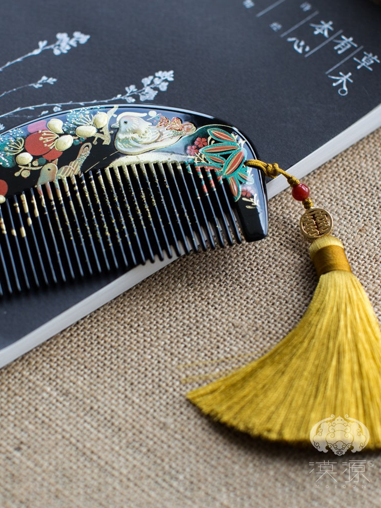 Lacquered inlaid comb