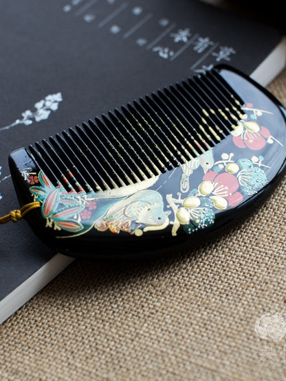 Lacquered inlaid comb